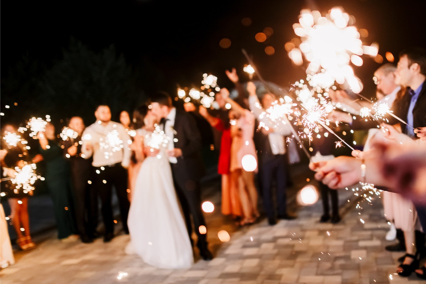 Boda con bengalas y celebración