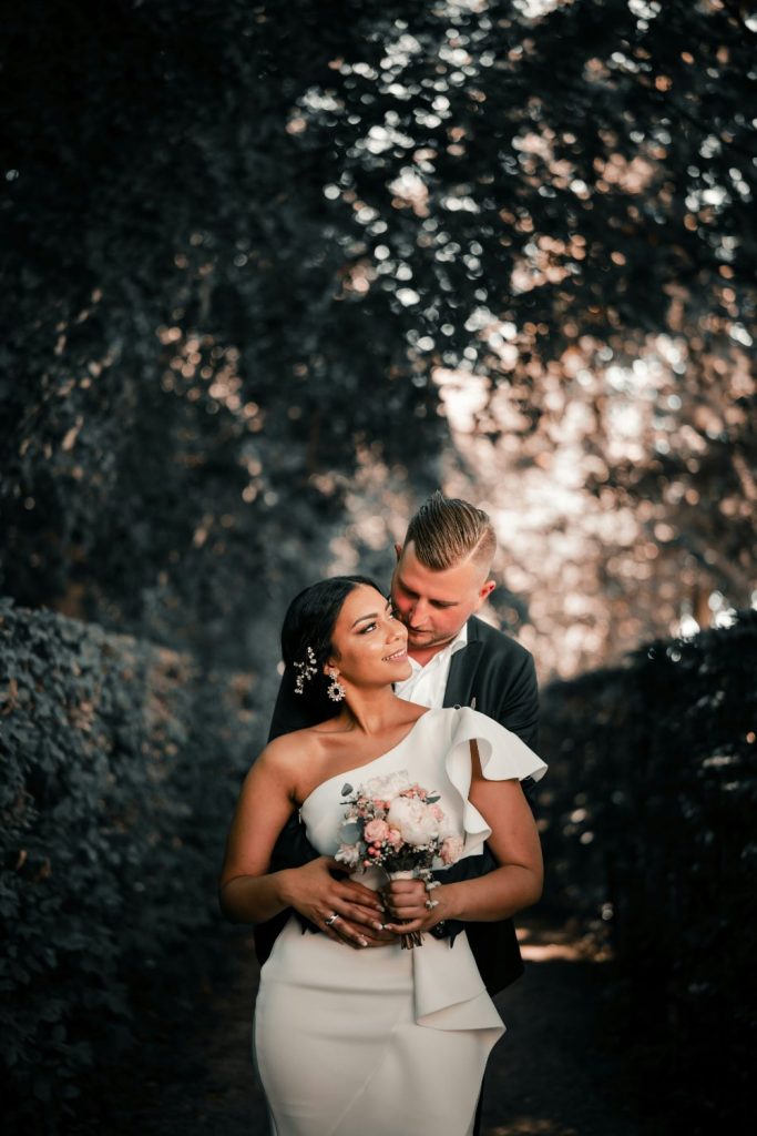 Pareja abrazándose en un boda